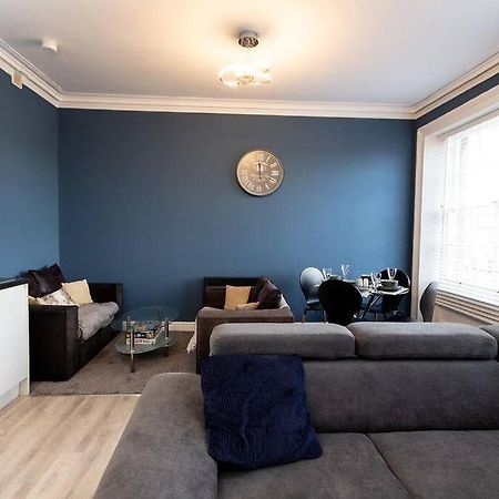 Lavish 2Bed Apartment In The Heart Of Бёкенхэд Экстерьер фото