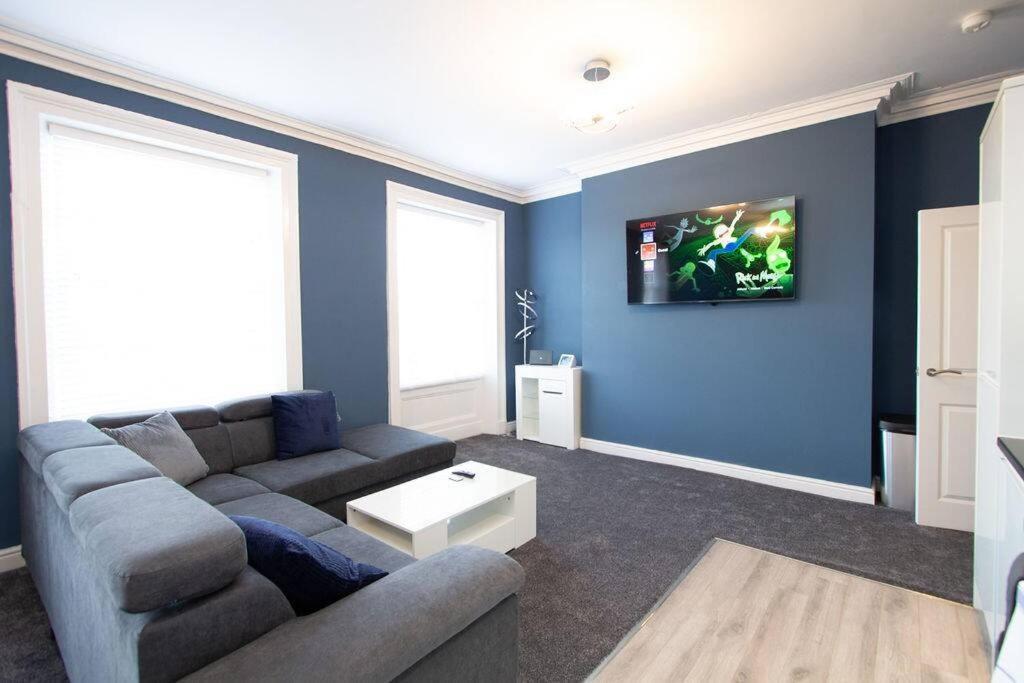 Lavish 2Bed Apartment In The Heart Of Бёкенхэд Экстерьер фото