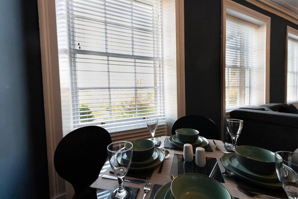 Lavish 2Bed Apartment In The Heart Of Бёкенхэд Экстерьер фото