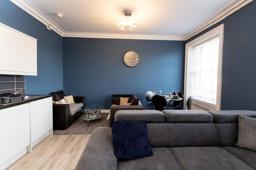 Lavish 2Bed Apartment In The Heart Of Бёкенхэд Экстерьер фото