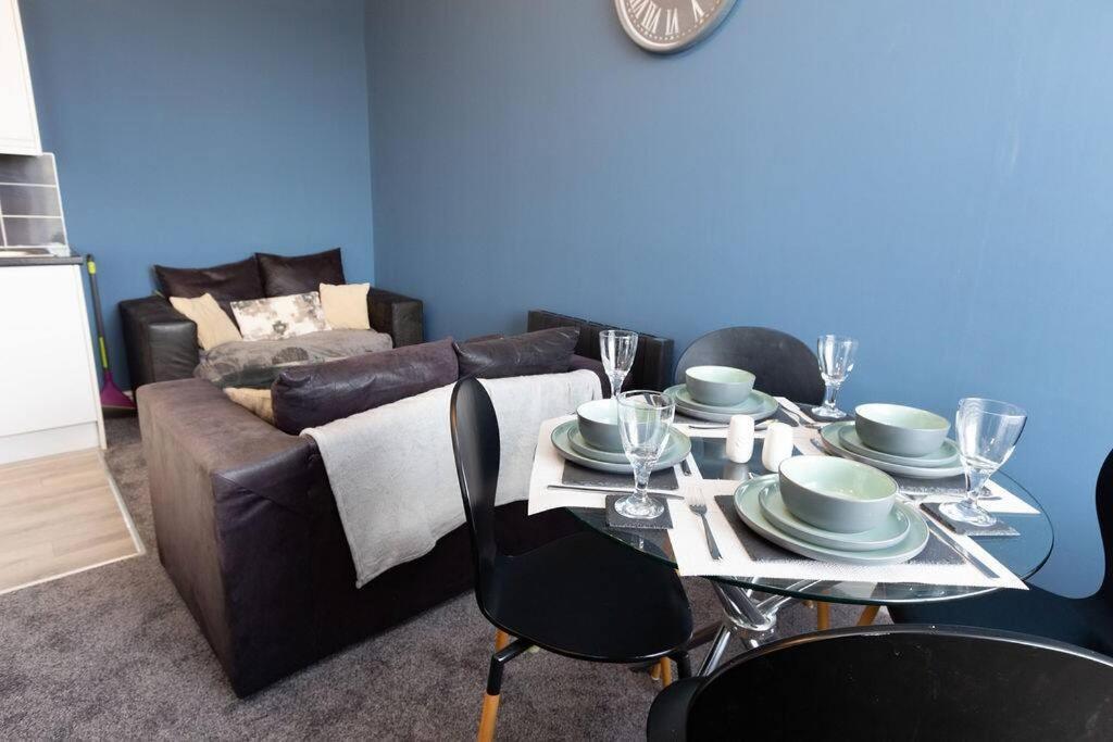 Lavish 2Bed Apartment In The Heart Of Бёкенхэд Экстерьер фото